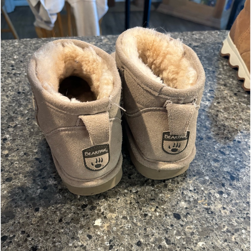 Short bearpaw boot. Size 8. Used condition